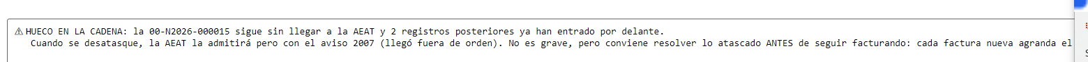 Cuando hay un hueco, la ventana lo explica abajo con el número de la factura atascada.